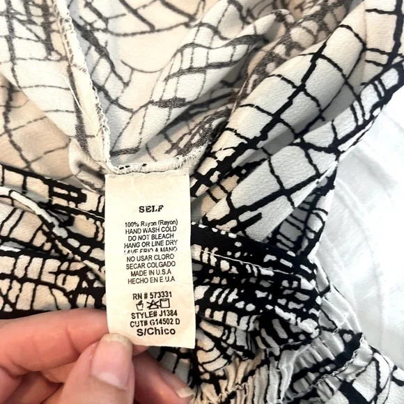 GILLI USA NWT Black White Graphic Print Romper Size Small | Wrap Style - Picture 10 of 10